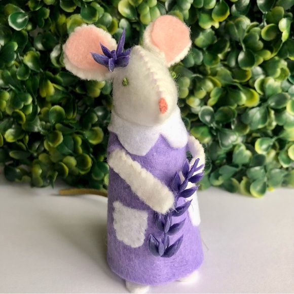 Felt mouse Art Doll wearing a  Purple Lilac dress holding Lavender hand-sewn - Picture 7 of 9